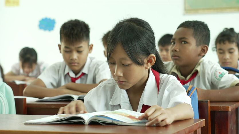 Mái ấm gia đình Việt: Ca sĩ Khải Đăng tặng giường cho ba chị em phải ngủ dưới nền đất - Ảnh 5.
