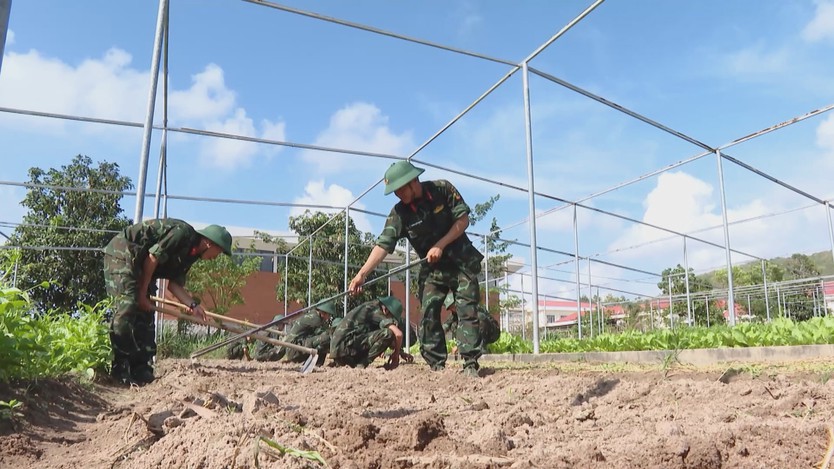 Những "lão nông" mặc áo lính dưới chân núi Minh Đạm - Ảnh 1.