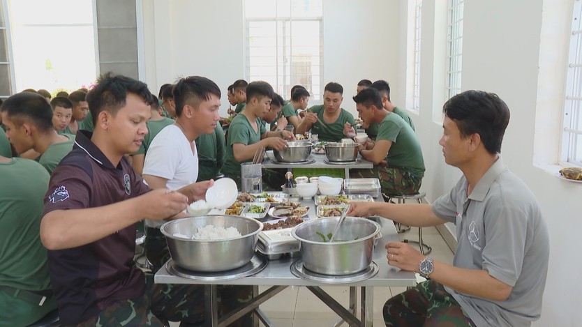 Những "lão nông" mặc áo lính dưới chân núi Minh Đạm - Ảnh 5.