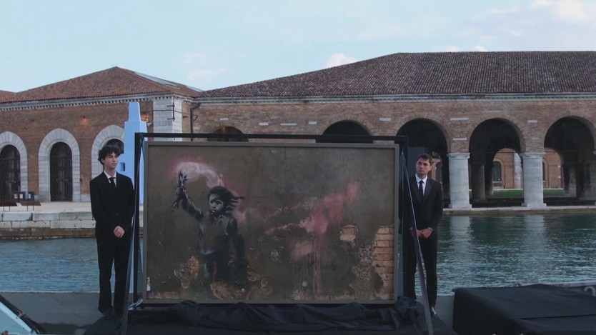 Hoàn thành trùng tu tranh tường "Đứa trẻ di cư" của Banksy - Ảnh 2.