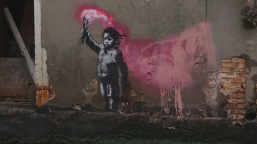 Hoàn thành trùng tu tranh tường "Đứa trẻ di cư" của Banksy - Ảnh 3.