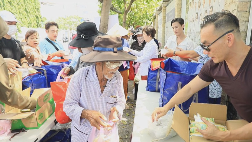Giữ lửa yêu thương từ những bếp cơm nghĩa tình - Ảnh 2.