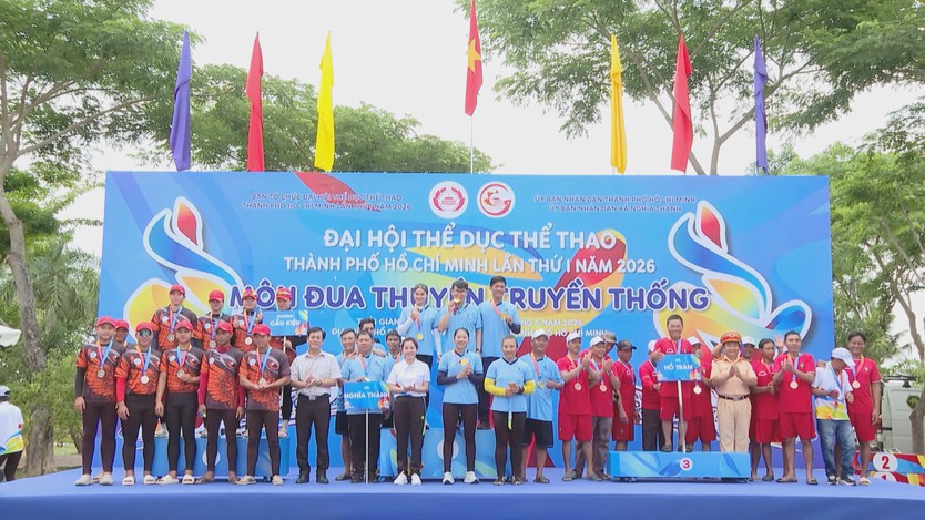 Sôi nổi giải đua thuyền truyền thống tại hồ Đá Bàng - Ảnh 2.