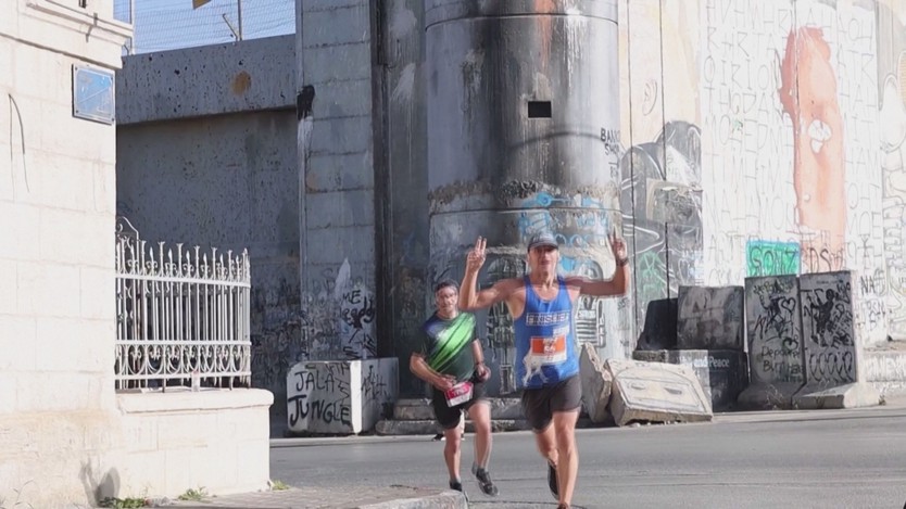 Hàng ngàn người tham gia giải chạy marathon ở Bethlehem - Ảnh 1.