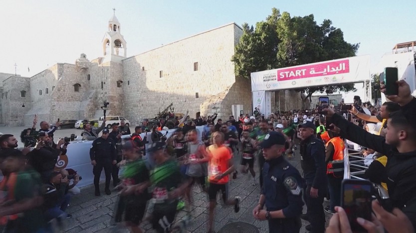 Hàng ngàn người tham gia giải chạy marathon ở Bethlehem - Ảnh 2.