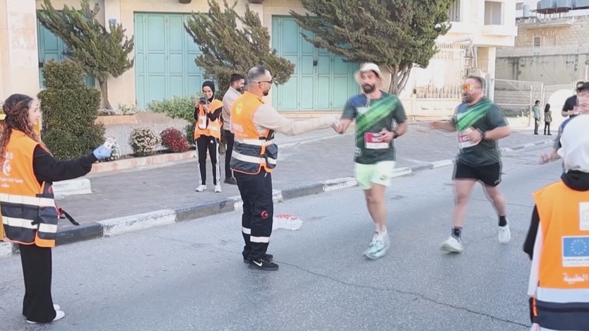 Hàng ngàn người tham gia giải chạy marathon ở Bethlehem - Ảnh 3.