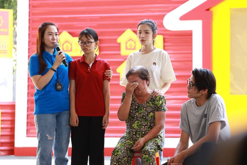 "Mái ấm gia đình Việt": Nghị lực của nữ sinh sống cùng bà ngoại bán vé số - Ảnh 9.