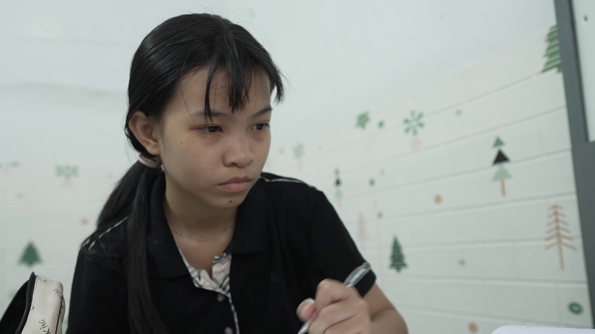 "Mái ấm gia đình Việt": Nghị lực của nữ sinh sống cùng bà ngoại bán vé số - Ảnh 8.