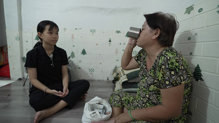 "Mái ấm gia đình Việt": Nghị lực của nữ sinh sống cùng bà ngoại bán vé số - Ảnh 4.