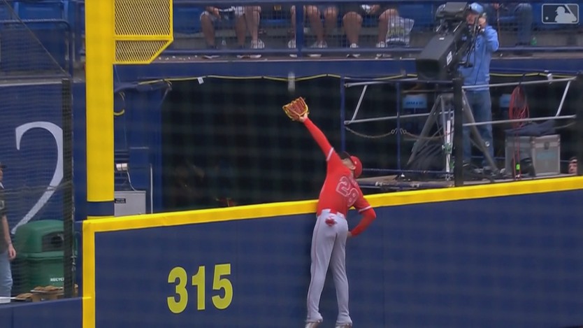 Mlb: Pha cứu bóng hài hước “giữ luôn bữa ăn” cho khán giả - Ảnh 2.