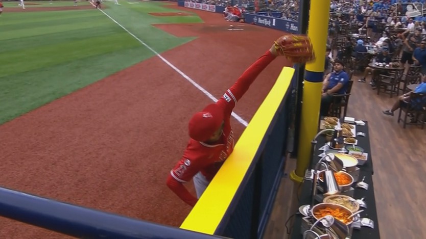 Mlb: Pha cứu bóng hài hước “giữ luôn bữa ăn” cho khán giả - Ảnh 3.