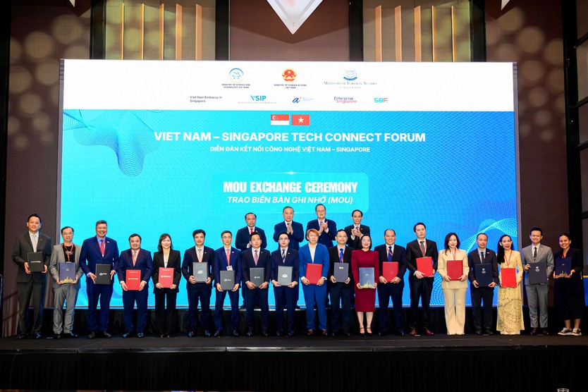 Trường Đại học Văn Lang và Đại học Quốc gia Singapore (NUS) ký kết hợp tác nâng tầm hệ sinh thái đổi mới sáng tạo và khởi nghiệp. - Ảnh 1.