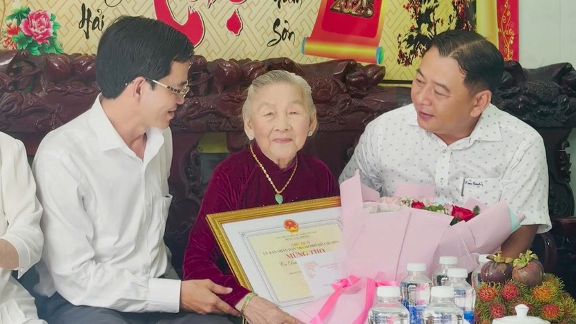 Lãnh đạo TP. Hồ Chí Minh thăm, chúc thọ người cao tuổi tiêu biểu tròn 90 tuổi - Ảnh 3.