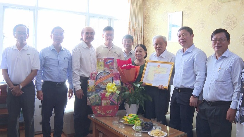 Lãnh đạo TP. Hồ Chí Minh thăm, chúc thọ người cao tuổi tiêu biểu tròn 90 tuổi - Ảnh 1.