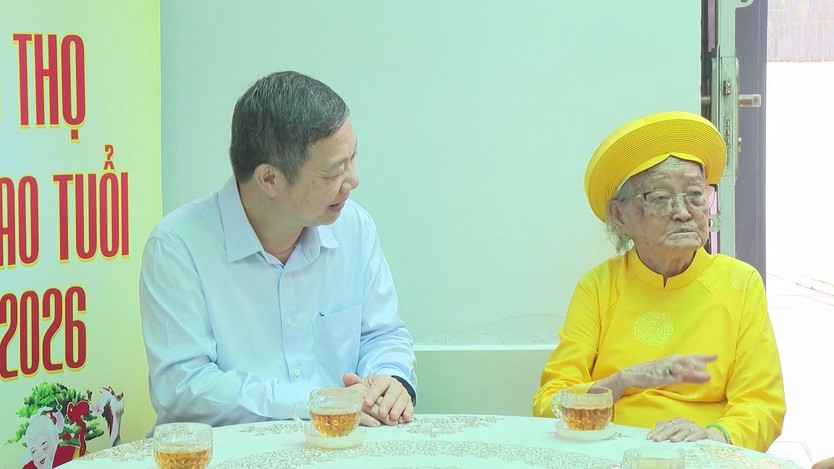 Lãnh đạo TP. Hồ Chí Minh thăm, chúc thọ người cao tuổi tiêu biểu tròn 90 tuổi - Ảnh 4.