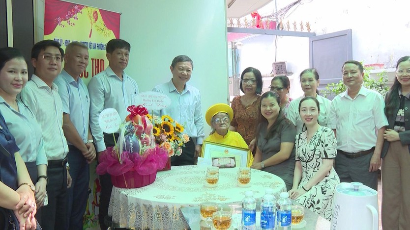 Lãnh đạo TP. Hồ Chí Minh thăm, chúc thọ người cao tuổi tiêu biểu tròn 90 tuổi - Ảnh 2.