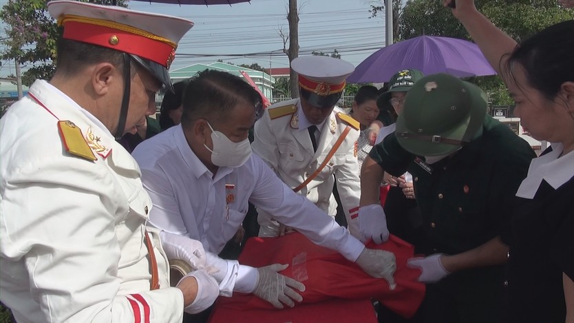 Lễ cất bốc, di dời hài cốt liệt sĩ về quê hương- Ảnh 1.