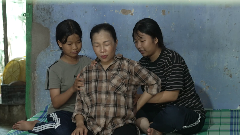 Mái ấm gia đình Việt: Phúc Du, Mỹ Mỹ nghẹn ngào trước hoàn cảnh Cẩm Đà - Ảnh 2.