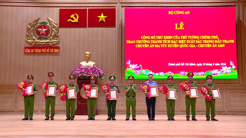 Trao thưởng các lực lượng phá Chuyên án 126N, triệt xóa đường dây ma túy xuyên quốc gia- Ảnh 1.