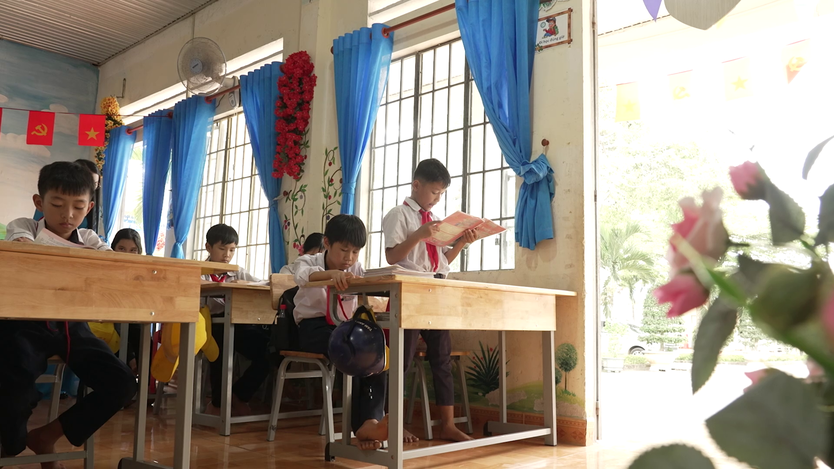 "Mái ấm gia đình Việt": Bữa cơm chan nước mắm của cậu bé lớp 5 khiến MC bật khóc - Ảnh 5.