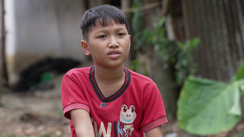 "Mái ấm gia đình Việt": Bữa cơm chan nước mắm của cậu bé lớp 5 khiến MC bật khóc - Ảnh 1.