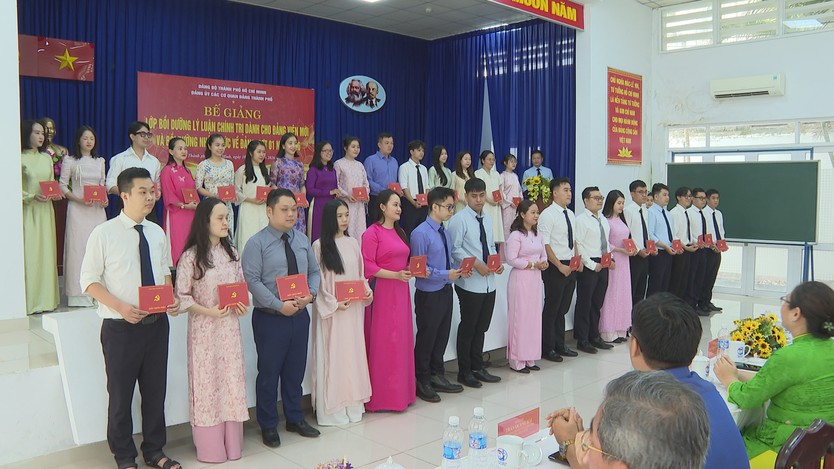 Bế giảng lớp bồi dưỡng lý luận chính trị và nhận thức về Đảng năm 2026 - Ảnh 5.
