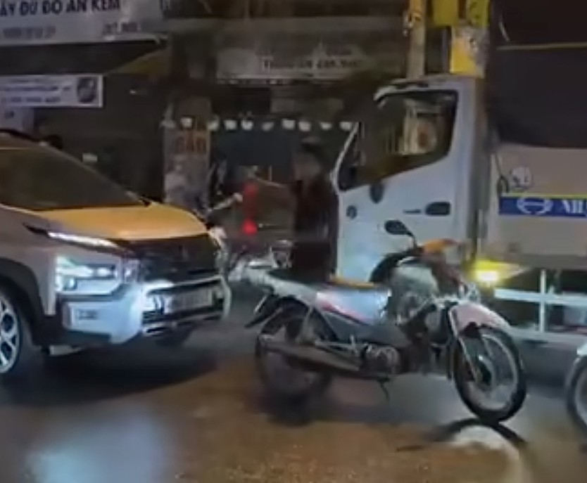 Người đàn ông gây hỗn loạn 1 tuyến đường ở TP. Hồ Chí Minh do "buồn chuyện gia đình"- Ảnh 1.