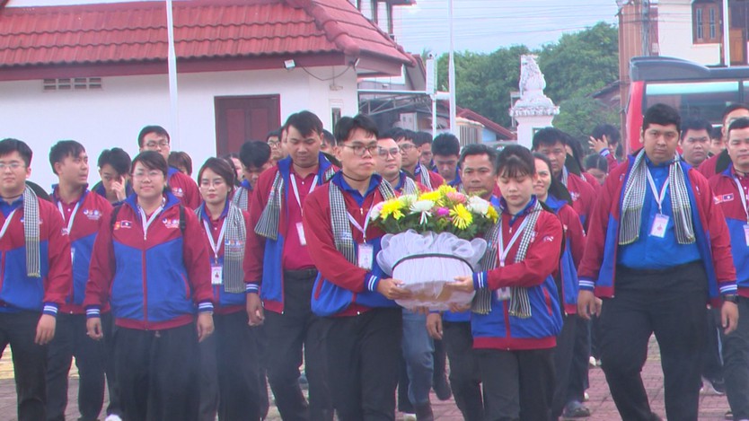 Đội hình tình nguyện hè TP.Hồ Chí Minh dâng hoa tại Tượng đài Chiến sĩ hữu nghị Việt Nam - Lào - Ảnh 1.