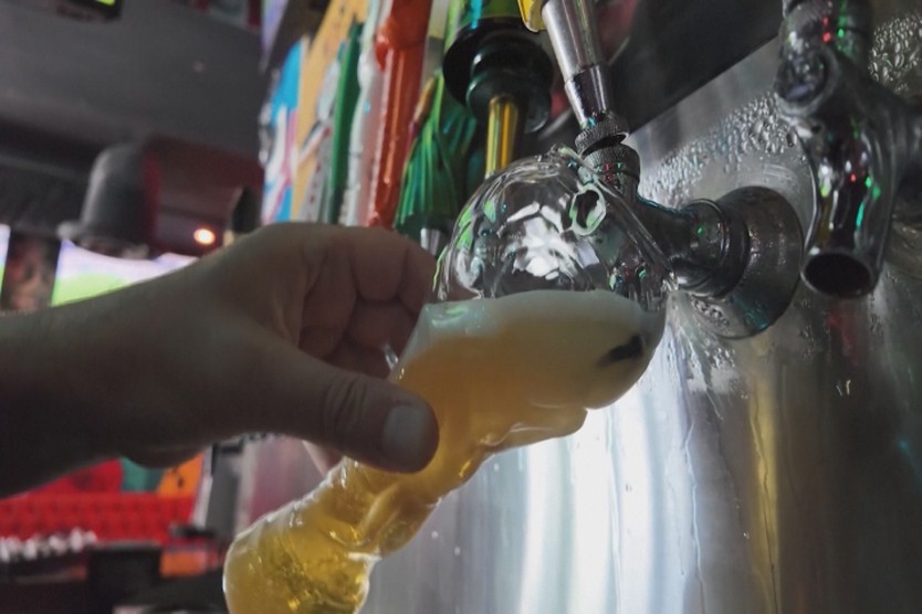 Độc lạ cocktail "giày đá bóng" tại Miami - Ảnh 2.