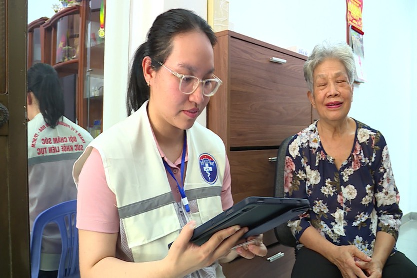 TP. Hồ Chí Minh: Mô hình đội chăm sóc sức khỏe tại cộng đồng phát huy hiệu quả sau hơn 2 tháng thí điểm - Ảnh 1.