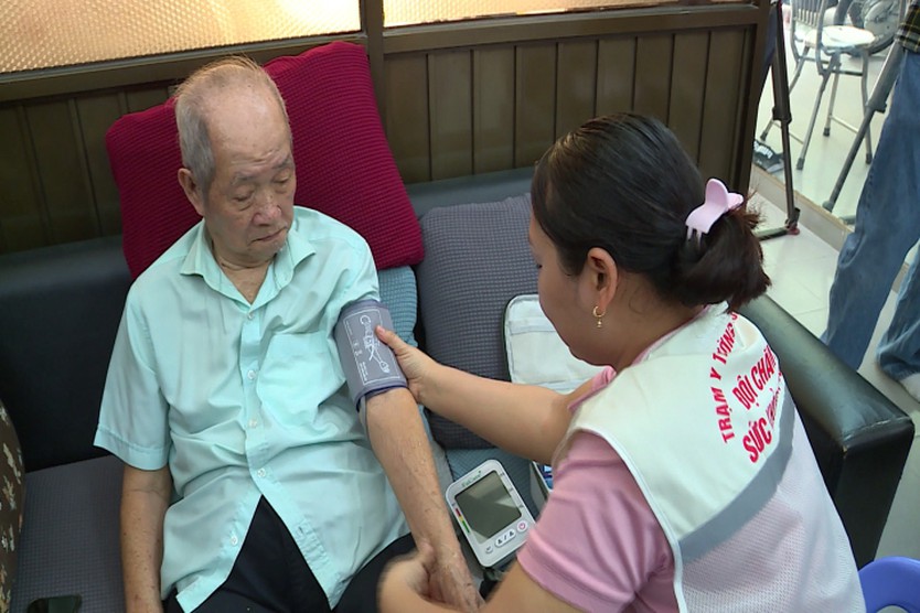 TP. Hồ Chí Minh: Mô hình đội chăm sóc sức khỏe tại cộng đồng phát huy hiệu quả sau hơn 2 tháng thí điểm - Ảnh 3.