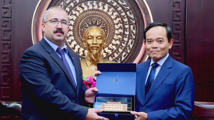 Bí thư Thành ủy TP. Hồ Chí Minh Trần Lưu Quang  tiếp Tổng Lãnh sự Liên bang Nga tại TP. Hồ Chí Minh  - Ảnh 2.