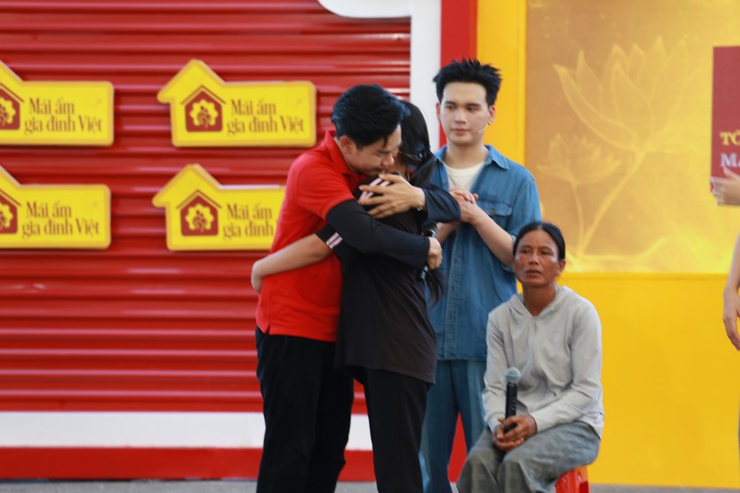 Mái ấm gia đình Việt: Gần 6,2 tỉ đồng trao các hoàn cảnh khó khăn ở Nghệ An- Ảnh 5.