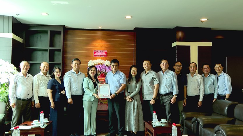 Lãnh đạo thăm, chúc mừng HTV nhân kỷ niệm 101 năm Ngày Báo chí Cách mạng Việt nam - Ảnh 1.