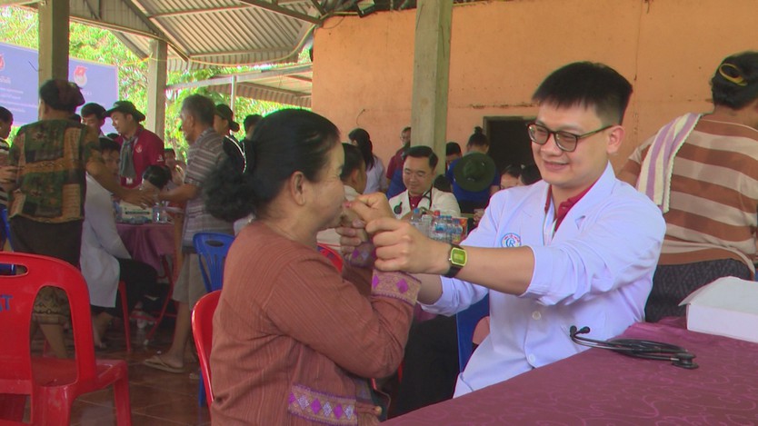 TUỔI TRẺ TP. HỒ CHÍ MINH KHÁM CHỮA BỆNH CHO NGƯỜI DÂN TẠI LÀO - Ảnh 5.