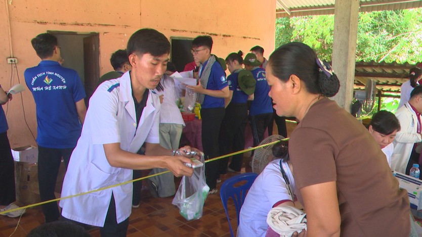 TUỔI TRẺ TP. HỒ CHÍ MINH KHÁM CHỮA BỆNH CHO NGƯỜI DÂN TẠI LÀO - Ảnh 4.