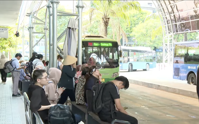 Thành phố Hồ Chí Minh đưa thêm hai tuyến xe buýt điện vào vận hành - Ảnh 4.