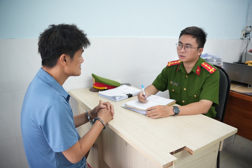 Xử lý nhóm đối tượng mang hung khí đến nhà người dân đe dọa, gây mất an ninh trật tự - Ảnh 1.
