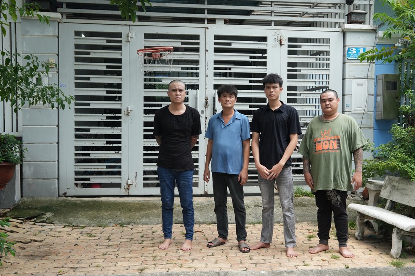 Xử lý nhóm đối tượng mang hung khí đến nhà người dân đe dọa, gây mất an ninh trật tự - Ảnh 2.