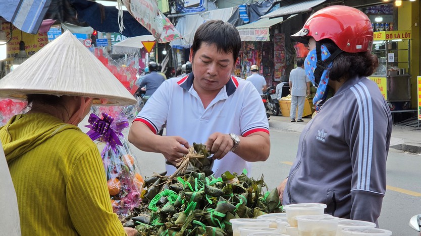 TP. Hồ Chí Minh: Chợ truyền thống nhộn nhịp trước Tết Đoan Ngọ- Ảnh 2.