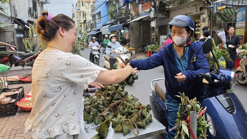 TP. Hồ Chí Minh: Chợ truyền thống nhộn nhịp trước Tết Đoan Ngọ- Ảnh 4.