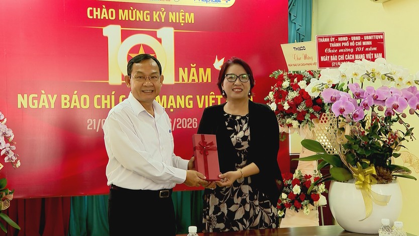 Lãnh đạo TP. Hồ Chí Minh thăm, chúc mừng Báo Pháp Luật Việt Nam nhân ngày Báo Chí Cách mạng Việt Nam - Ảnh 3.