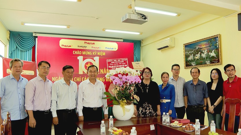 Lãnh đạo TP. Hồ Chí Minh thăm, chúc mừng Báo Pháp Luật Việt Nam nhân ngày Báo Chí Cách mạng Việt Nam - Ảnh 4.