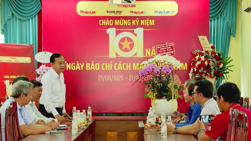 Lãnh đạo TP. Hồ Chí Minh thăm, chúc mừng Báo Pháp Luật Việt Nam nhân ngày Báo Chí Cách mạng Việt Nam - Ảnh 1.