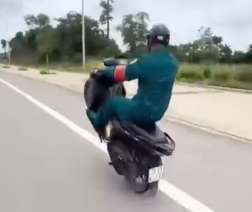 Mặc trang phục dân quan tự vệ rồi lái xe 'bốc đầu', nam thanh niên bị tịch thu xe - Ảnh 1.