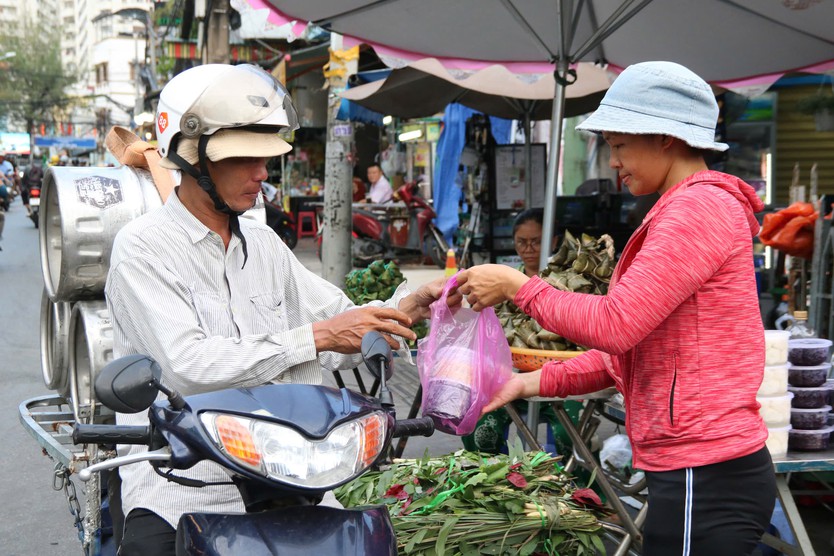 TP. Hồ Chí Minh: Chợ truyền thống nhộn nhịp trước Tết Đoan Ngọ- Ảnh 3.