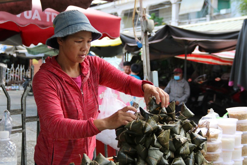 TP. Hồ Chí Minh: Chợ truyền thống nhộn nhịp trước Tết Đoan Ngọ- Ảnh 1.