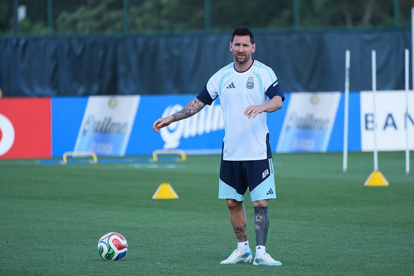 Messi tích cực tập luyện cùng Argentina - Ảnh 1.
