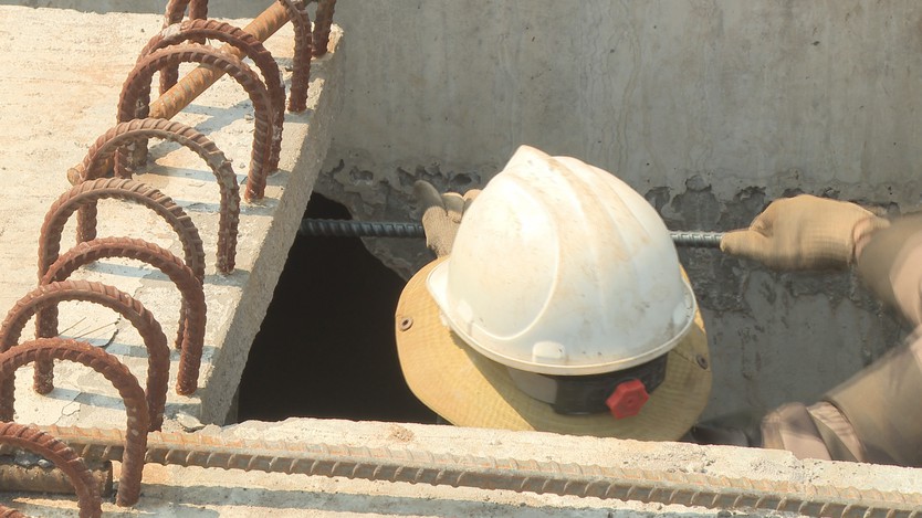 Cầu Tăng Long bước vào giai đoạn hoàn thiện, chuẩn bị thông xe kỹ thuật - Ảnh 3.