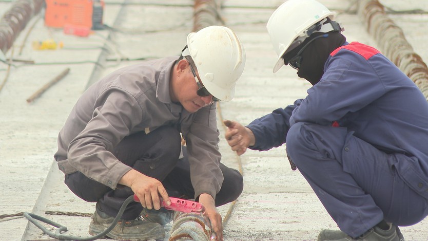 Cầu Tăng Long bước vào giai đoạn hoàn thiện, chuẩn bị thông xe kỹ thuật - Ảnh 2.